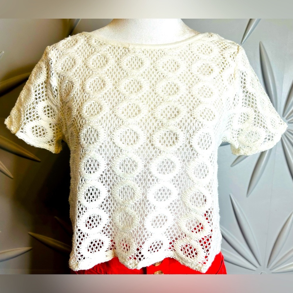Forever21 SZ M Off white “crochet like” crop top w/ open back. Bust 38”-42” - Picture 2 of 6